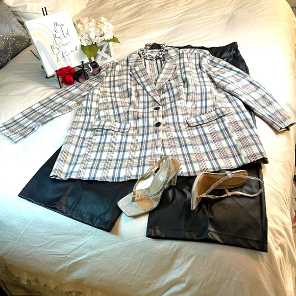 Blazer- Women’s plus size blazer with front pockets Blue/Cream Plaid - Picture 4 of 8